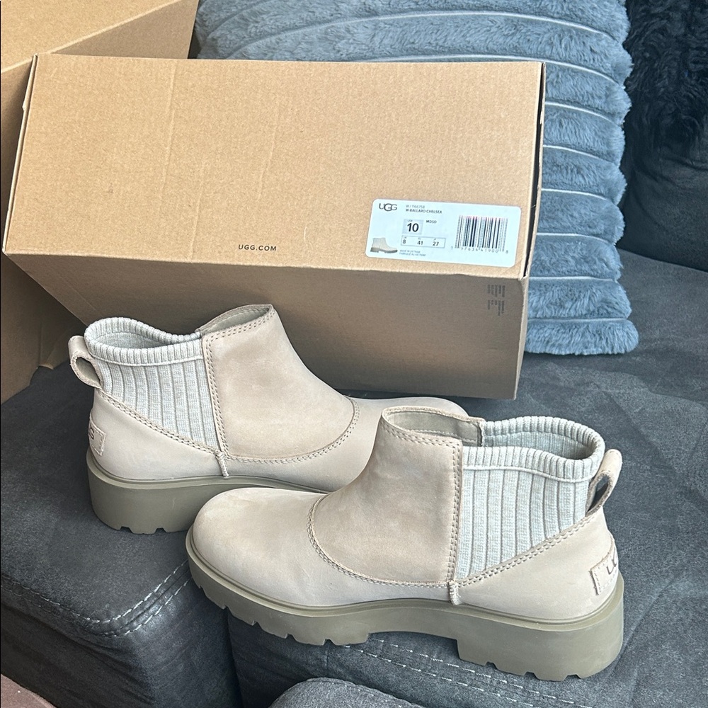 UGG Women's Light Beige Chelsea Ankle Booties